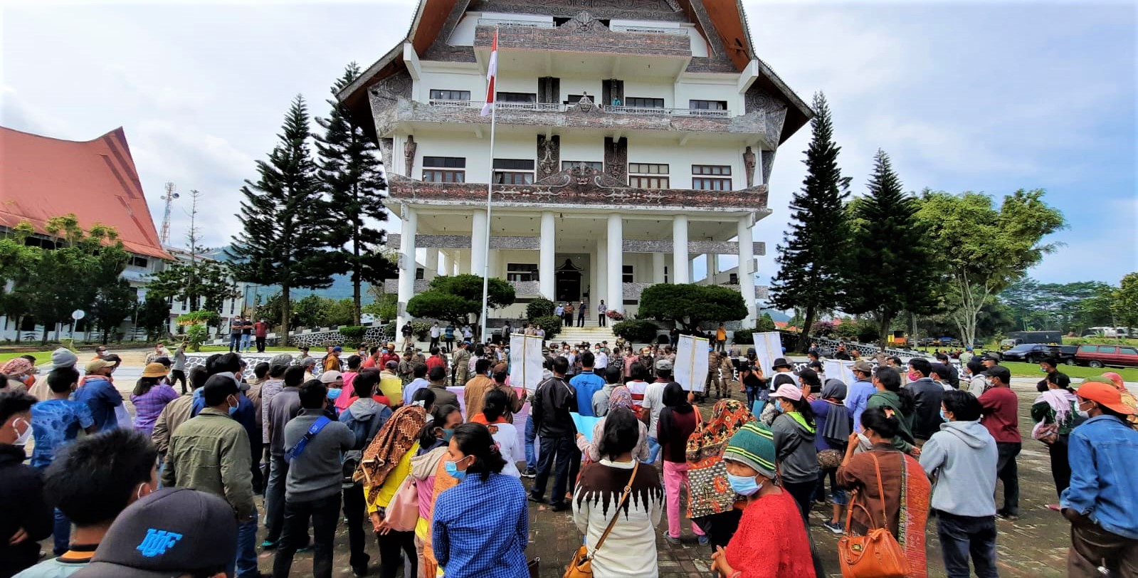 Pemerintah Kabupaten:  Tembok Penghalang bagi Masyarakat Adat
