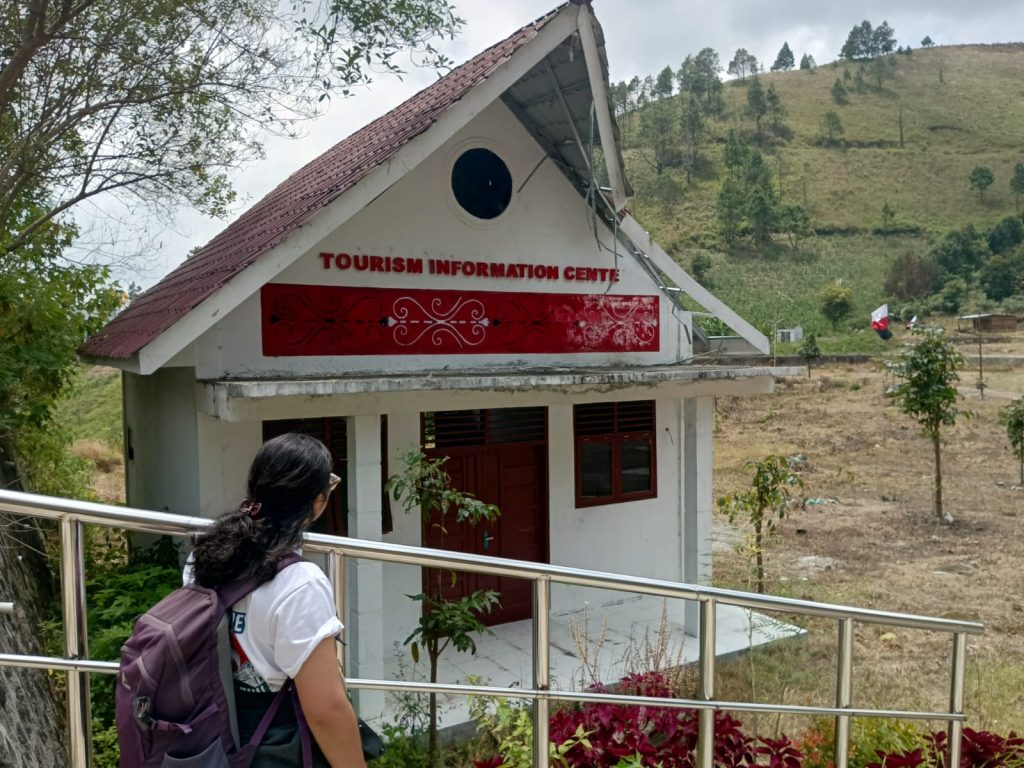 Gedung Tourism Information Center yang terbengkalai.