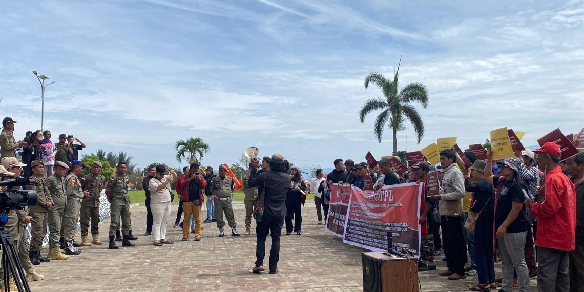 Aksi di depan kantor Bupati Toba, Balige