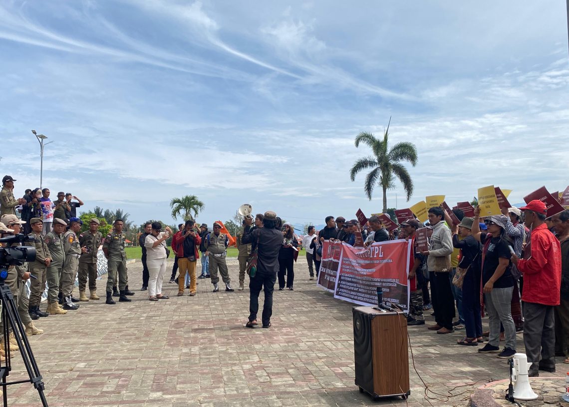 Aksi di depan kantor Bupati Toba, Balige