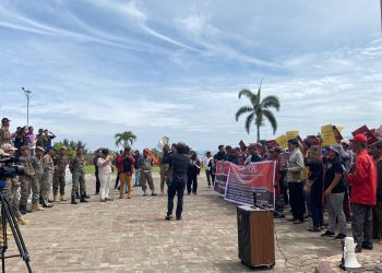 Aksi di depan kantor Bupati Toba, Balige